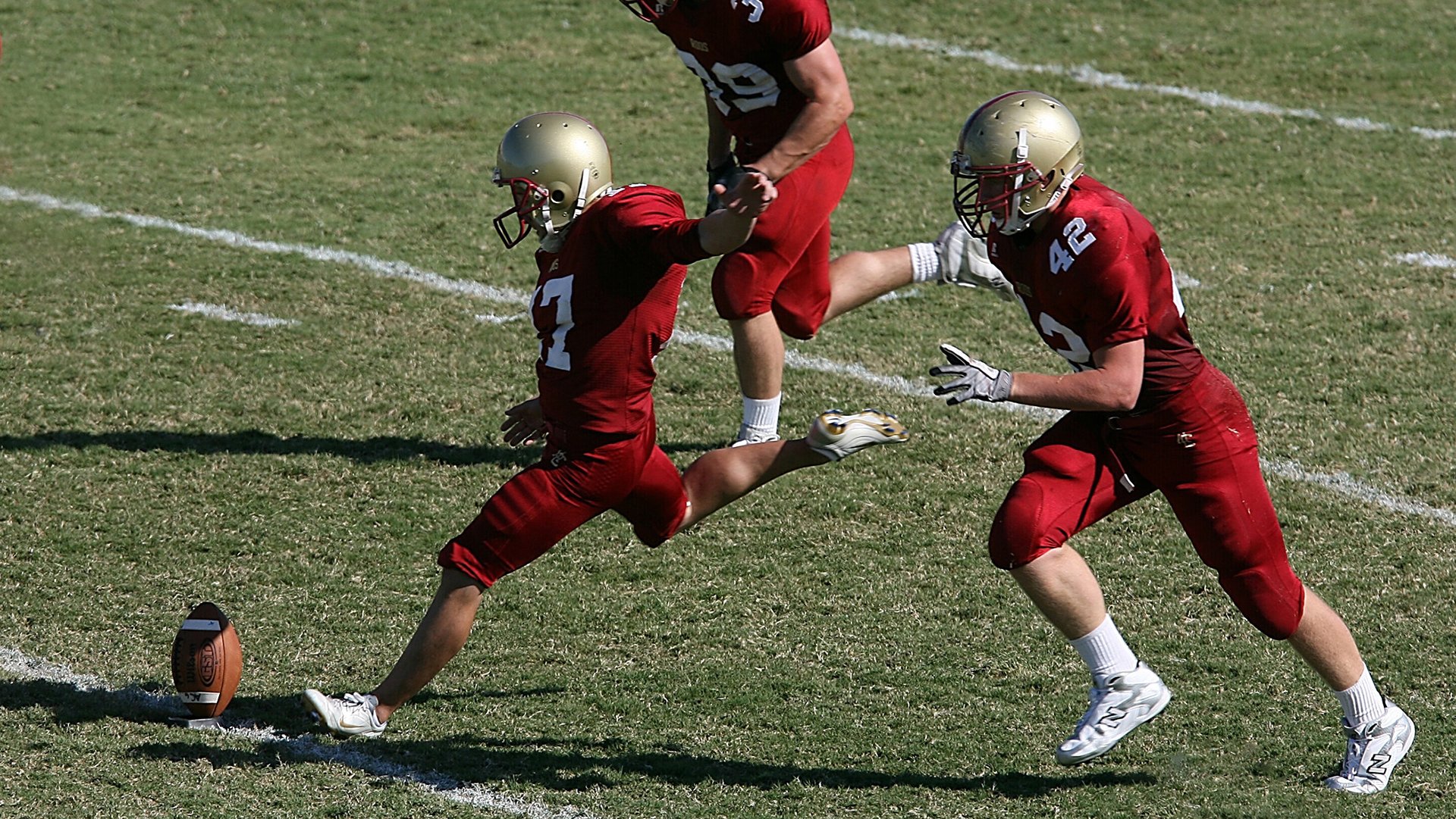 本菲卡边锋多次撕裂防线，本菲卡边后卫